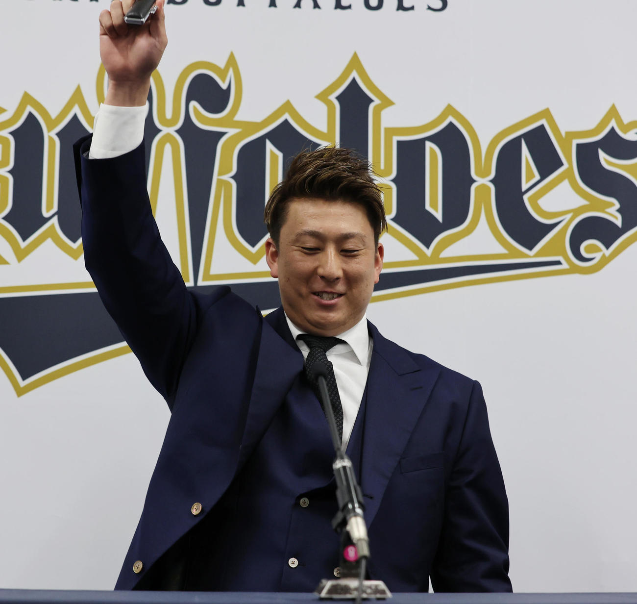 契約更改を終え昇天ポーズでサインしたことを報道陣に伝えるオリックス杉本（撮影・清水貴仁）