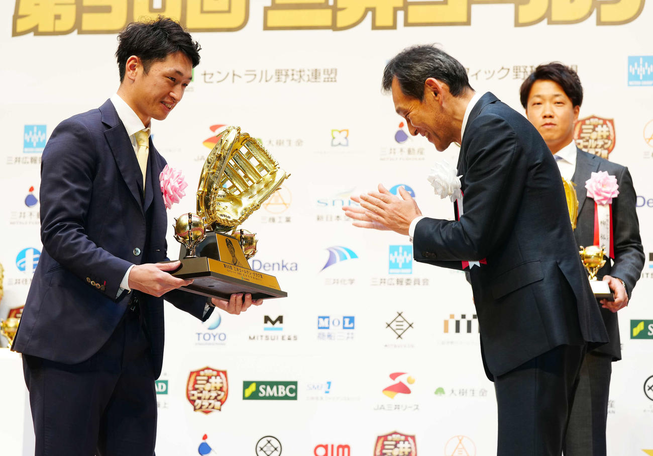 三井ゴールデン・グラブ賞を受賞した阪神近本。手前右は三井広報委員会小野沢委員長（撮影・江口和貴）