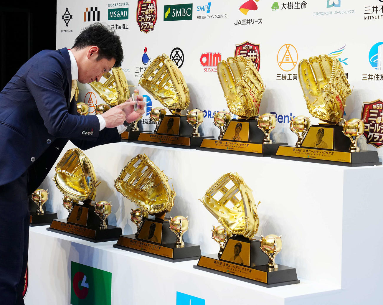 三井ゴールデン・グラブ賞を受賞しトロフィーの写真を撮る阪神近本（撮影・江口和貴）