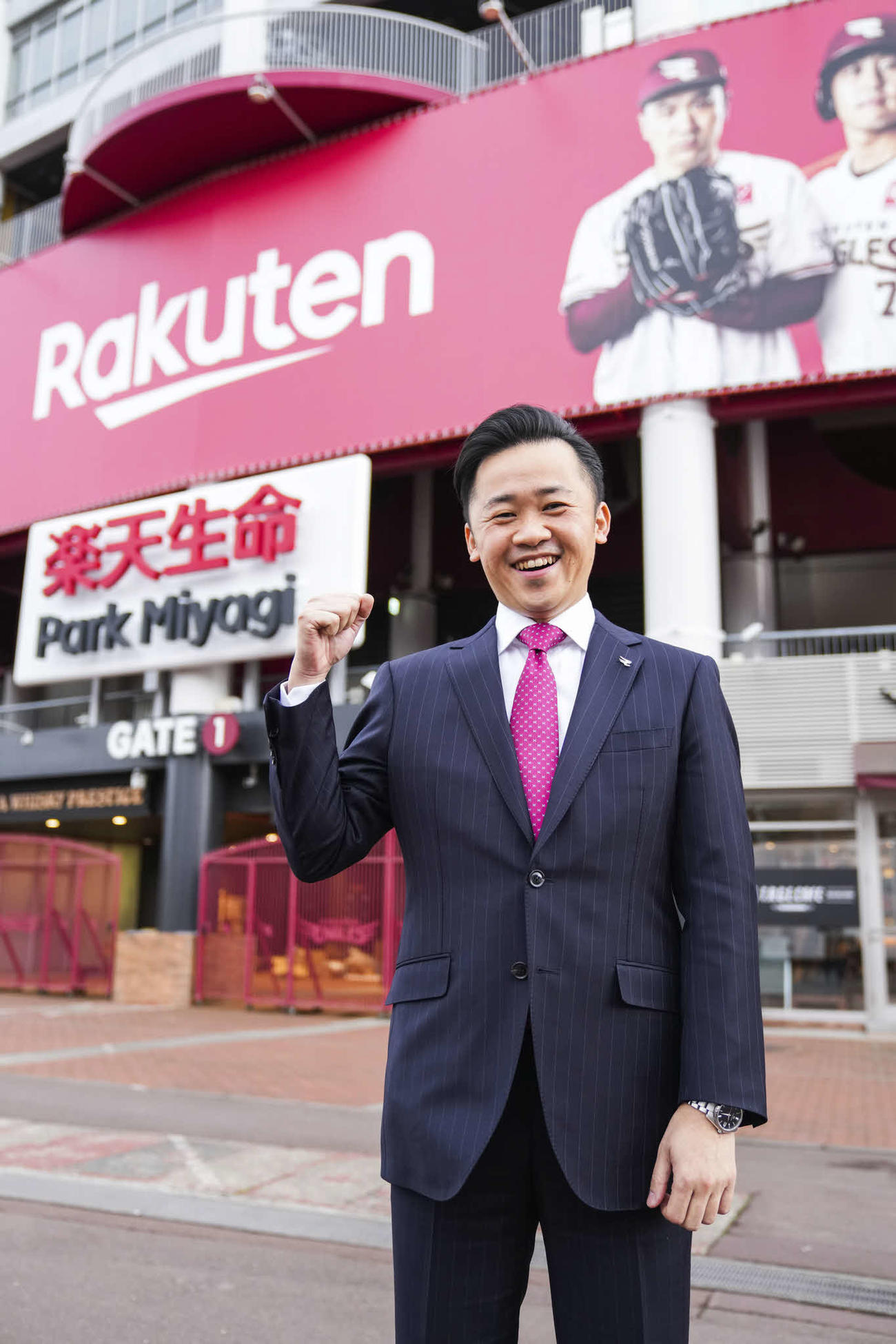 楽天の新社長に就任する米田陽介氏は、楽天生命パーク宮城でガッツポーズをする（楽天野球団提供）