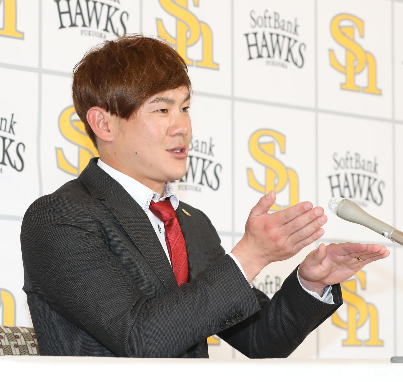 契約更改を終えて会見で球場の芝のついて話す牧原大（撮影・屋方直哉）