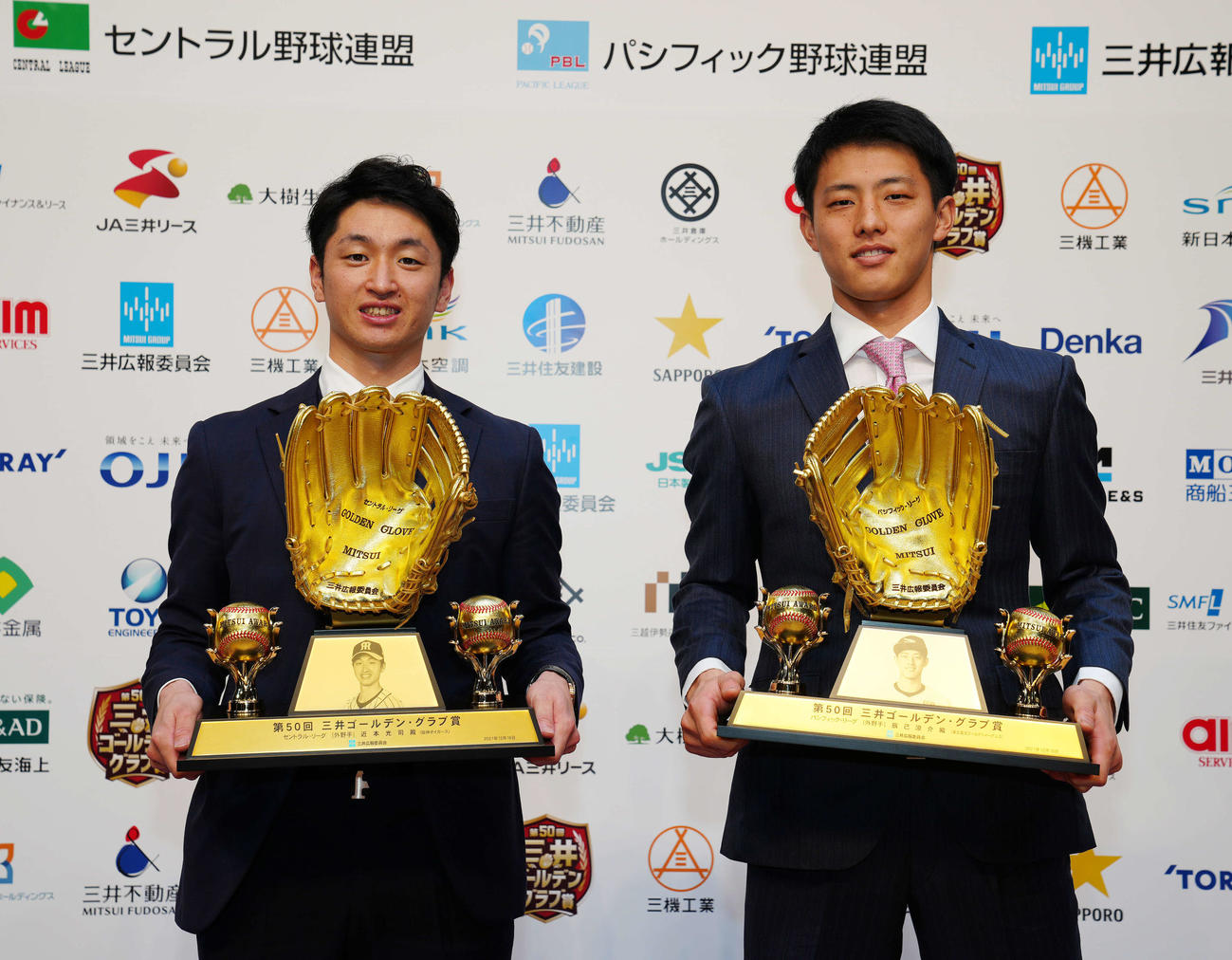 三井ゴールデン・グラブ賞を受賞しトロフィーを手に写真に納まる阪神近本（左）と楽天辰己（撮影・江口和貴）