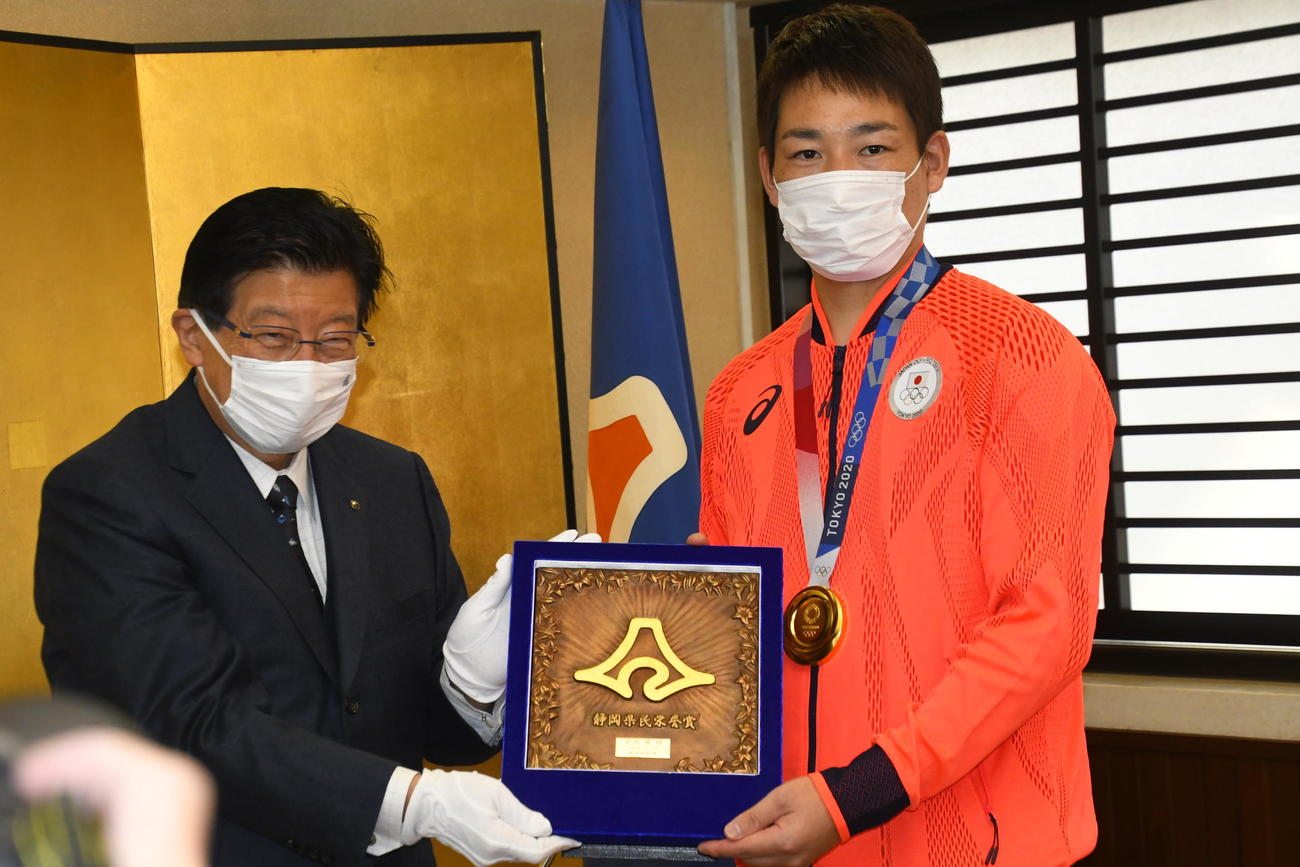 静岡県民栄誉賞を受賞し、川勝静岡県知事（左）から記念の盾を手渡された阪神岩崎（撮影・中野椋）