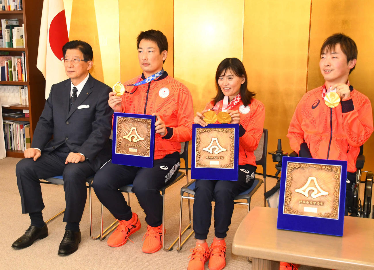静岡県民栄誉賞を受賞し、記念撮影する、左から川勝静岡県知事、阪神岩崎、パラリンピック自転車競技の杉浦、パラリンピックボッチャ代表の杉村（撮影・中野椋）