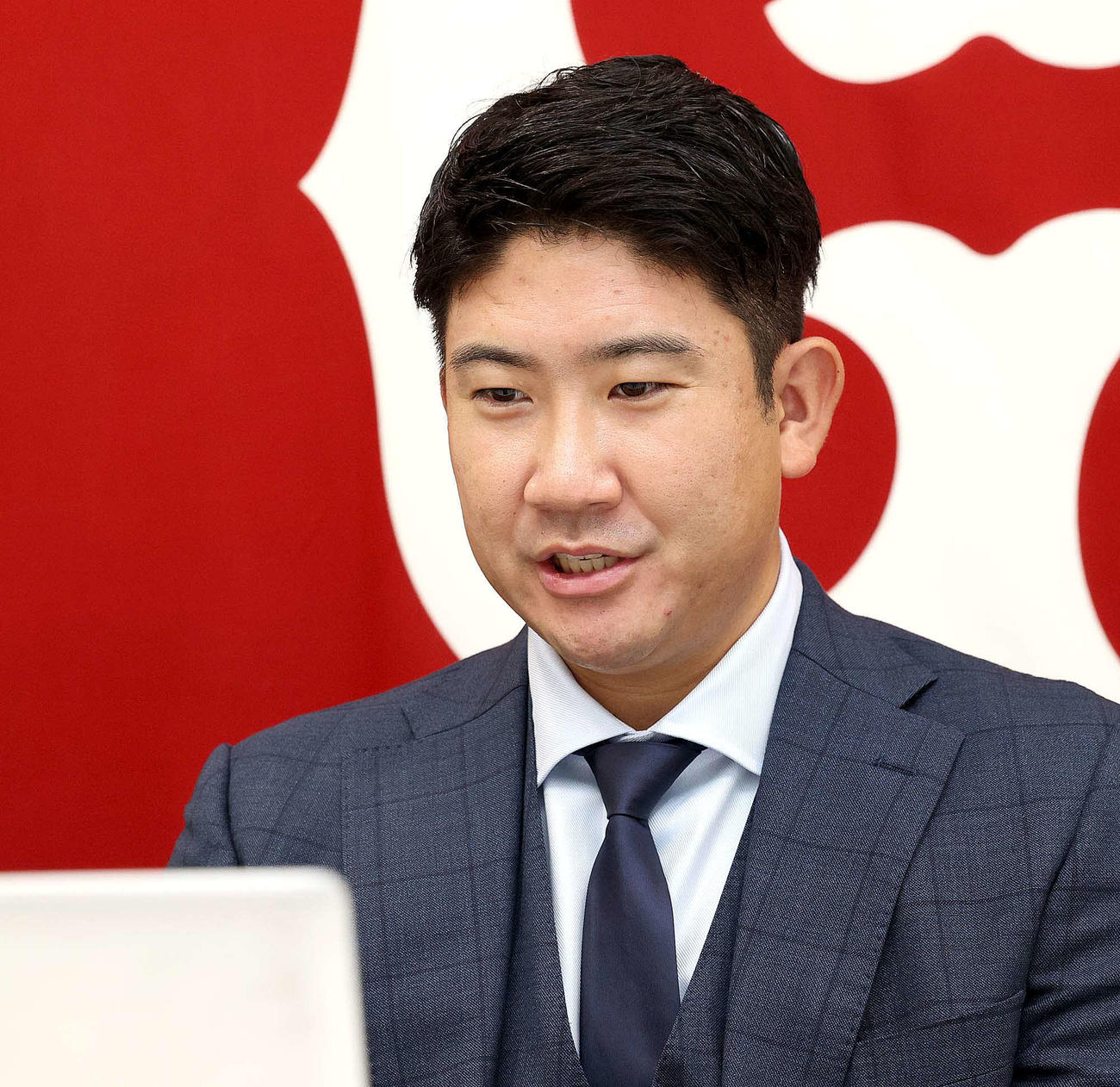 都内の球団事務所で契約更改後、リモート取材に応じる巨人菅野（球団提供）