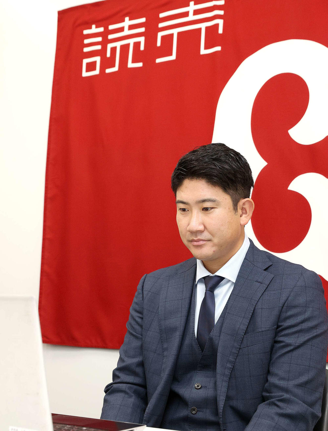 都内の球団事務所で契約更改後、リモート取材に応じる巨人菅野（球団提供）