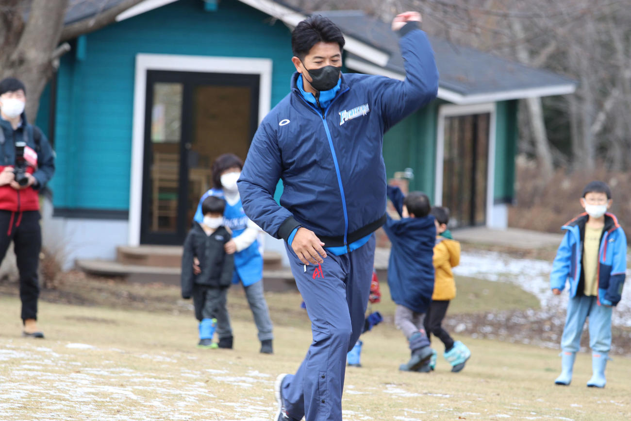 園児にキャッチボールの手本を見せる日本ハム稲葉SCO（撮影・小林憲治）