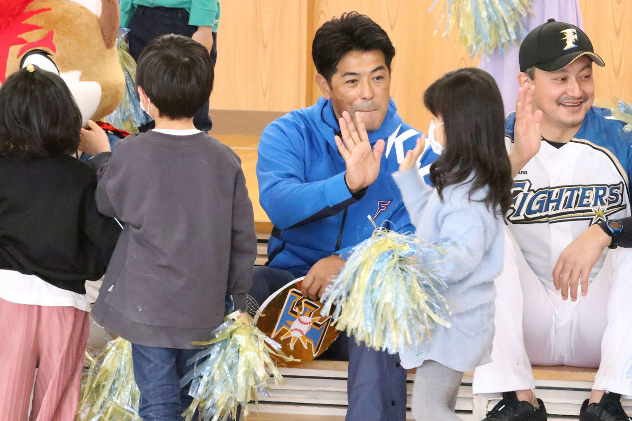 園児とハイタッチする日本ハム稲葉SCO（中央）（撮影・小林憲治）