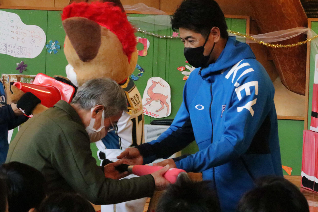 バットを贈呈する日本ハム稲葉SCO（撮影・小林憲治）