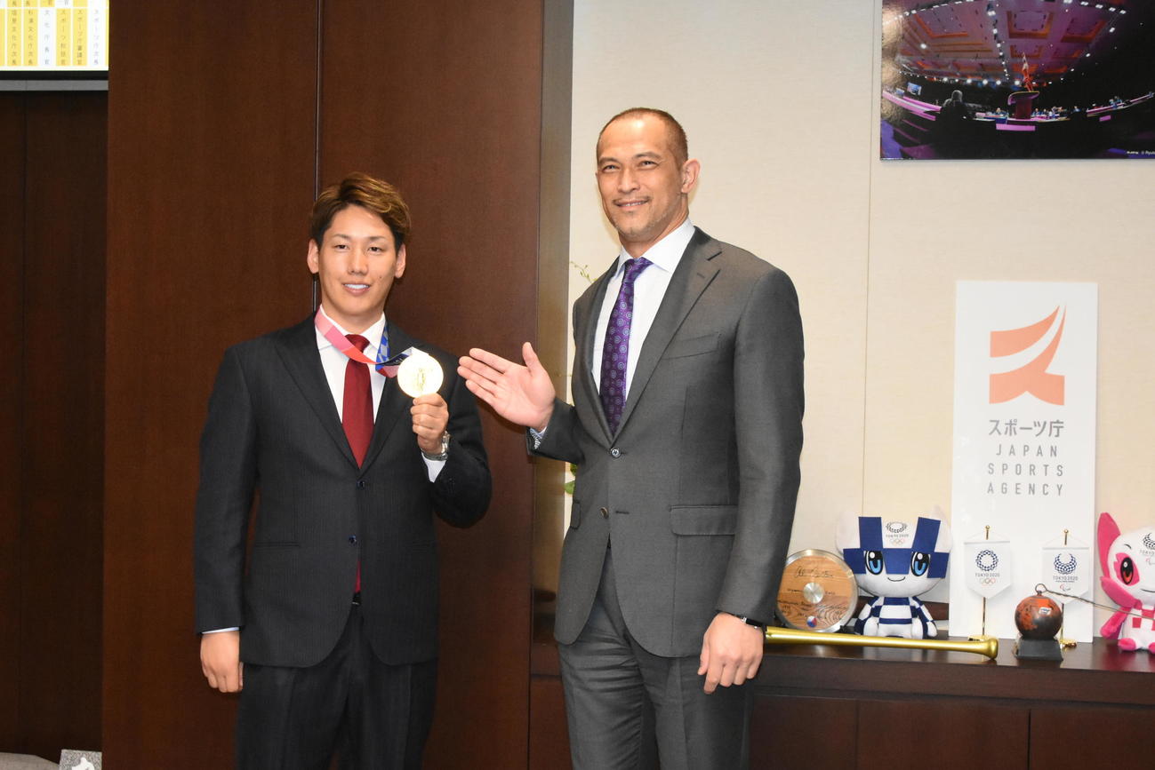 室伏スポーツ庁長官（右）を表敬訪問したオリックス吉田正（代表撮影）