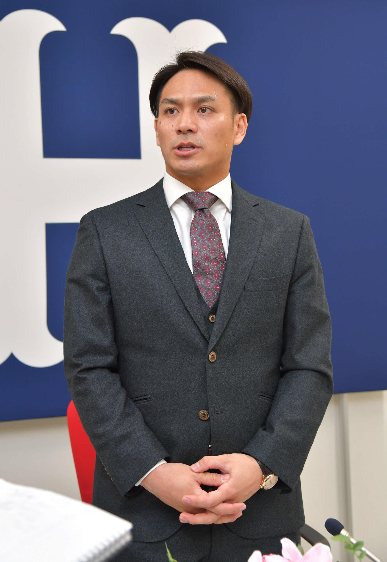 契約更改し、会見した広島田中広