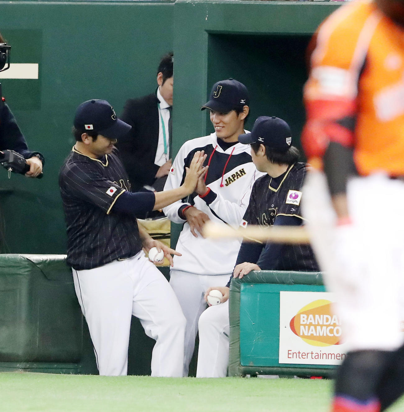 WBC・強化試合　日本対オランダ　6回、ベンチで菅野智之（左）と手を合わせる藤浪晋太郎（2016年11月13日撮影）