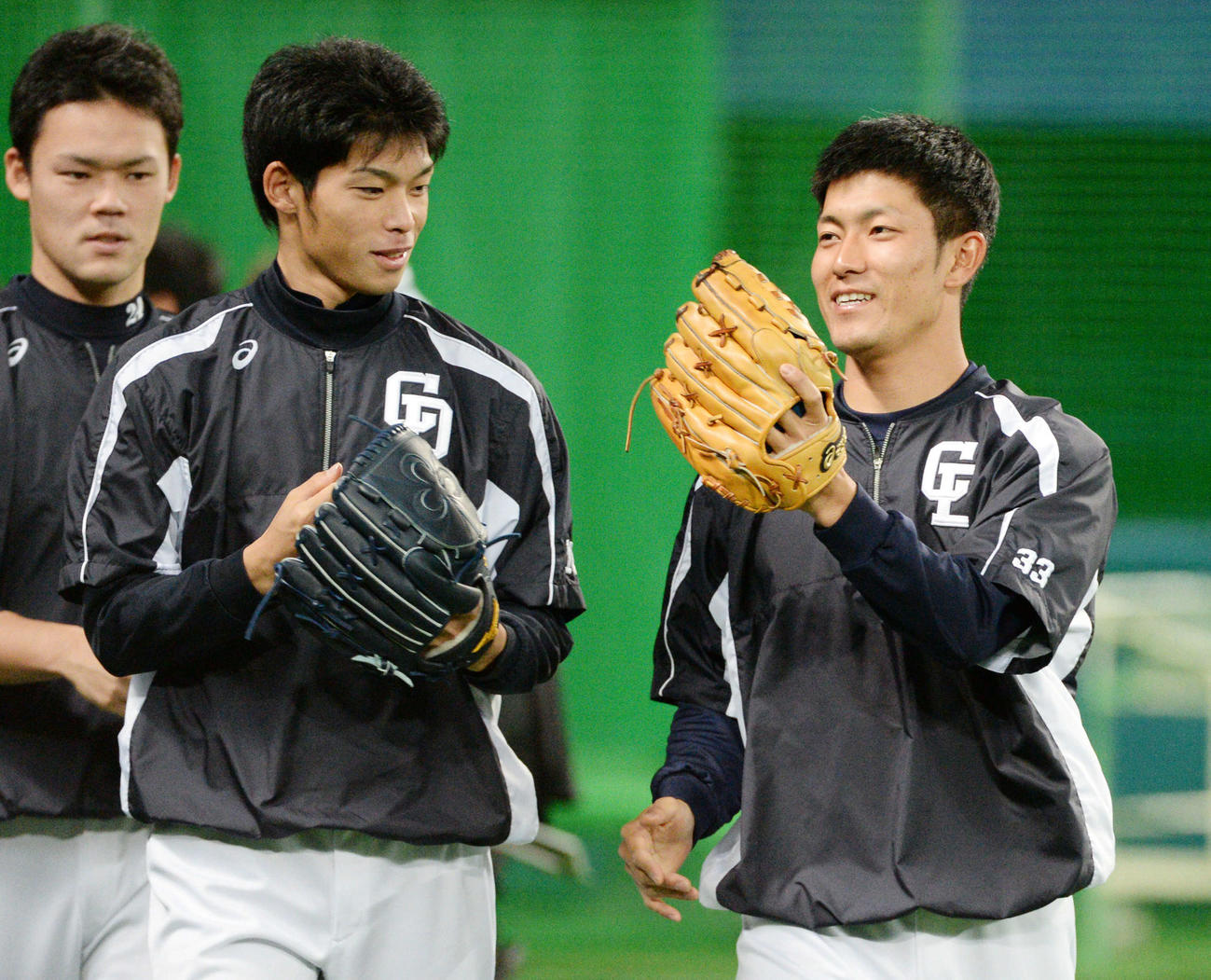 試合前の練習で笑顔を見せる又吉克樹（左）と祖父江大輔（2014年4月5日撮影）