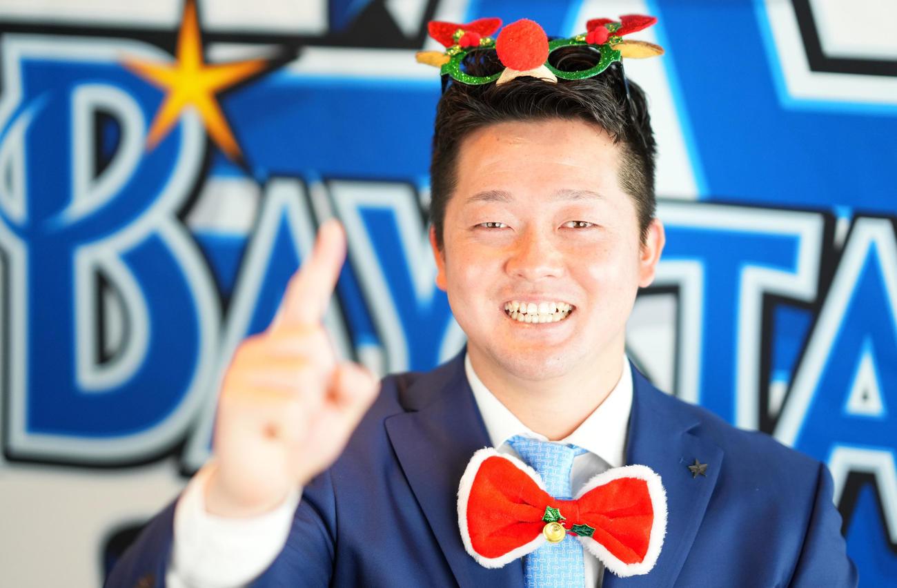 契約更改を終え、1本指を立てポーズを決めるDeNA牧（撮影・横山健太）