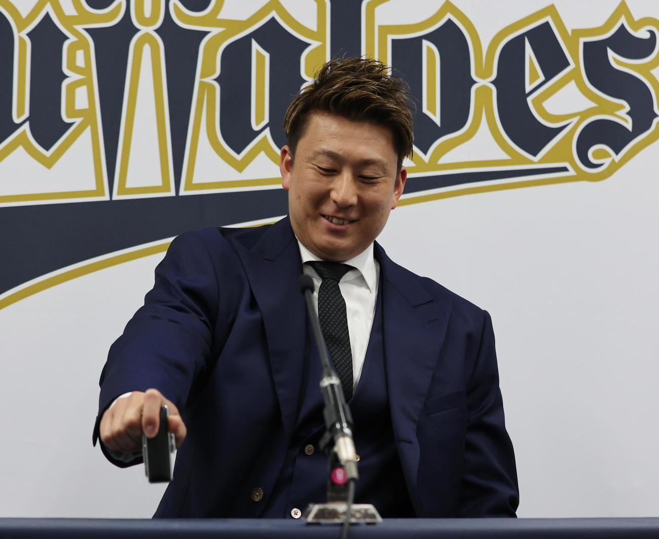 契約更改を終え大幅アップに笑顔をみせるオリックス杉本（撮影・清水貴仁）
