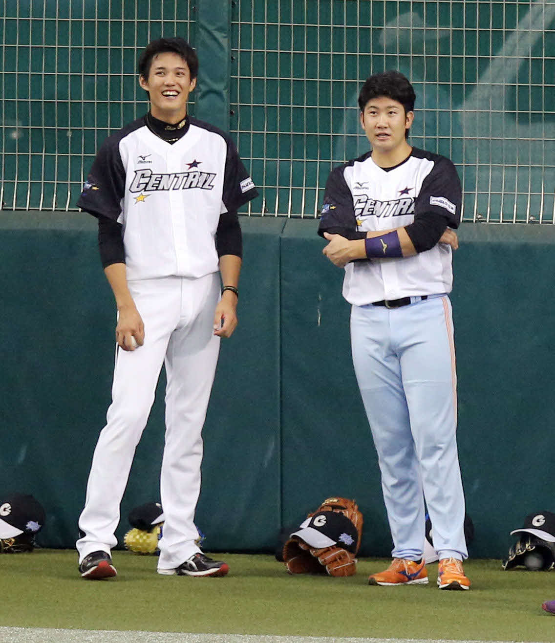 14年7月、オールスターゲームの試合前、話をする藤浪と巨人菅野