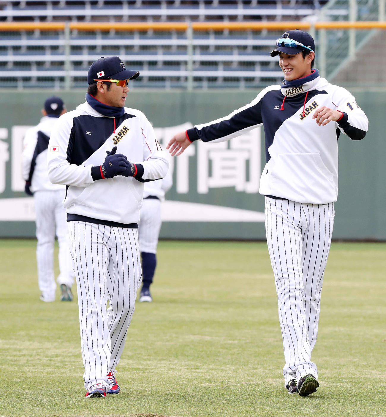 17年2月、侍ジャパンの合宿で談笑する菅野（左）と藤浪