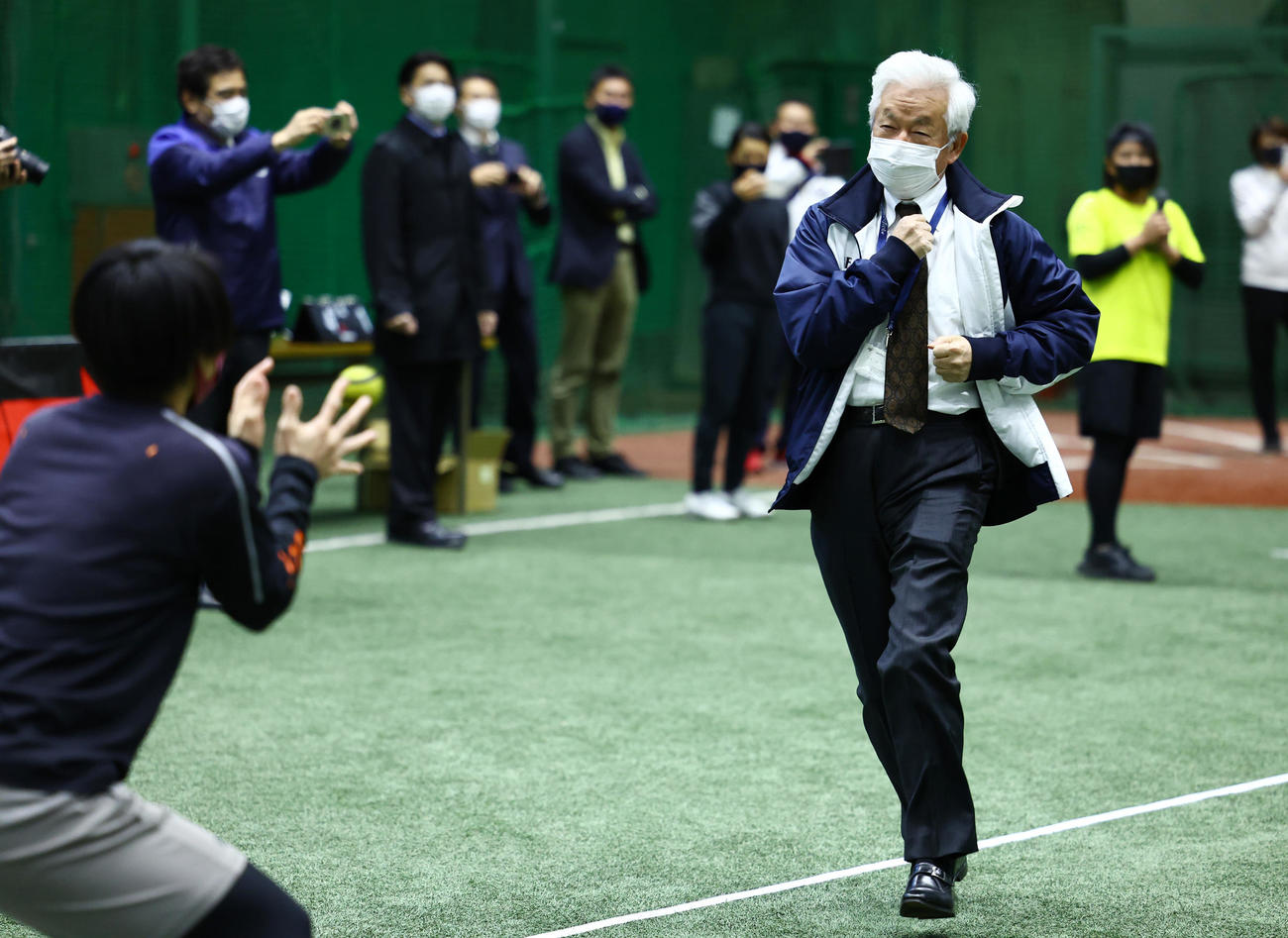 「Baseball5」体験会で打席に立つもゴロに倒れる全日本野球協会山中会長（2021年12月14日撮影）