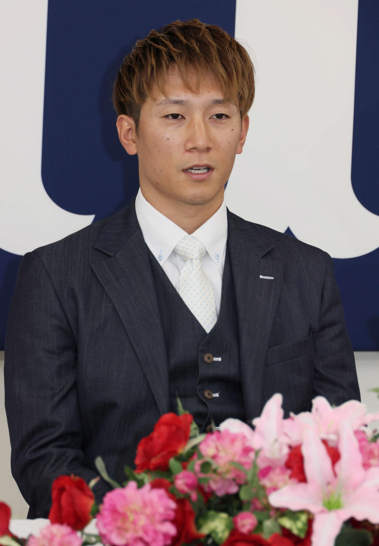 契約更改し、会見する広島西川（撮影・加藤孝規）