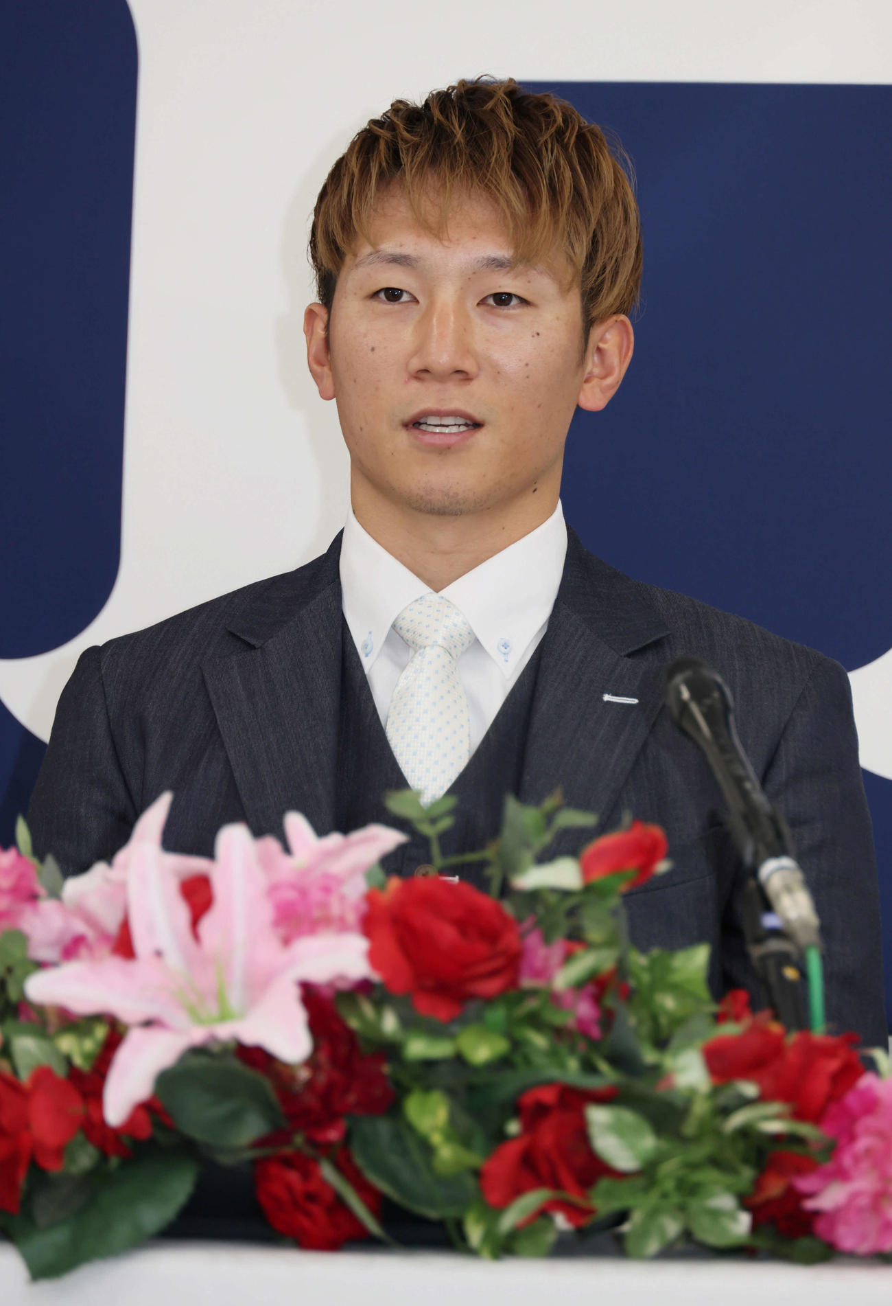 契約更改し、会見する広島西川（撮影・加藤孝規）