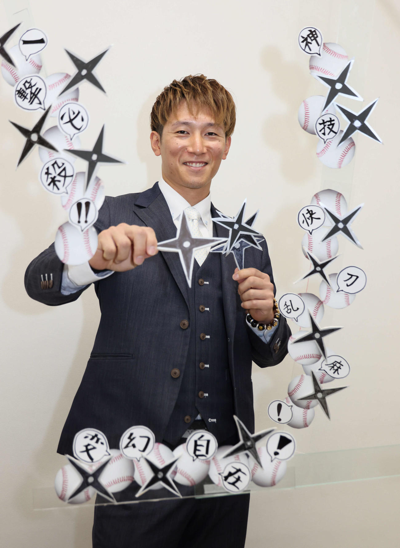契約更改した広島西川。「来た球は打ち漏らさない！！」とポーズを決める（撮影・加藤孝規）