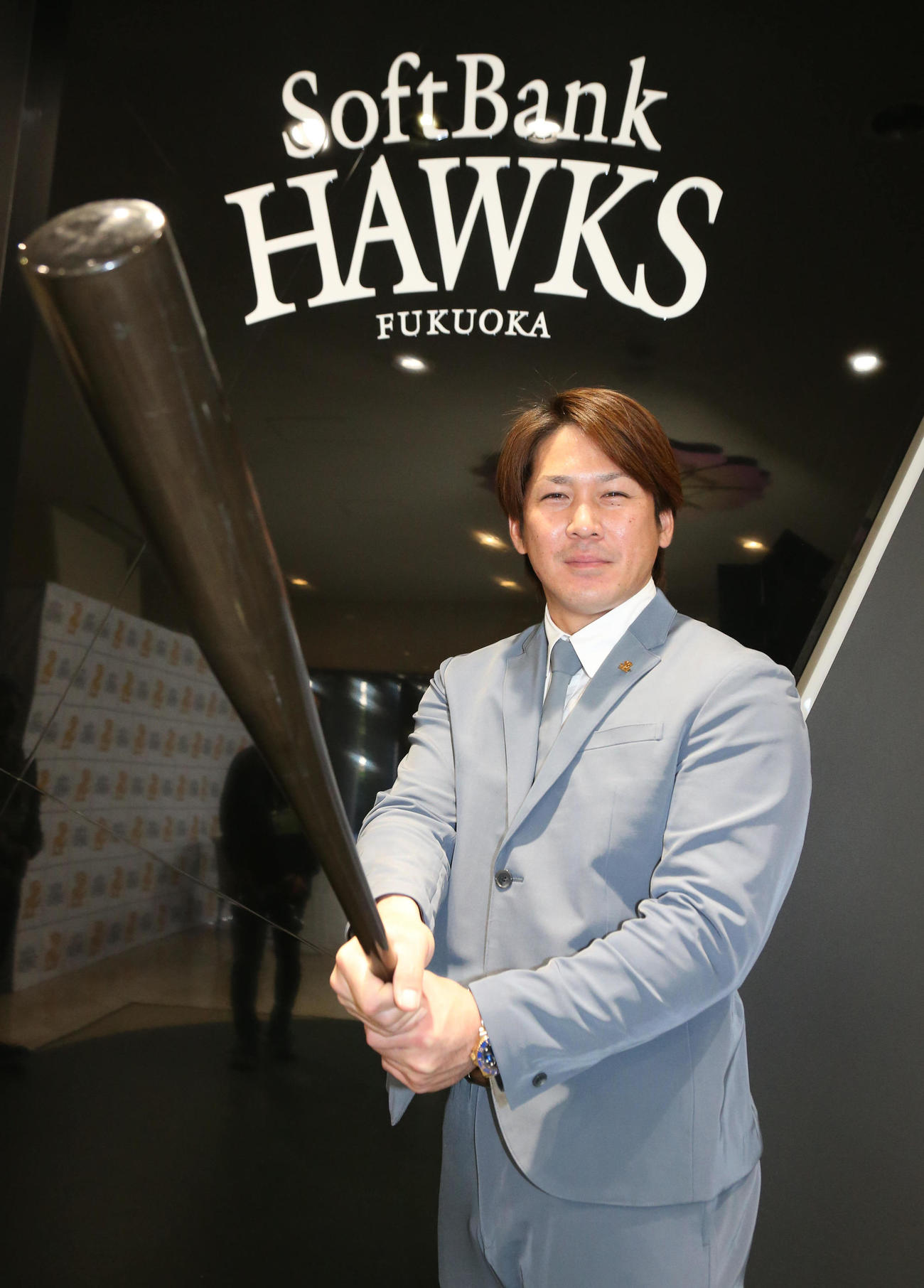契約更改を終えた甲斐拓也はバットを手に笑顔を見せる（撮影・梅根麻紀）