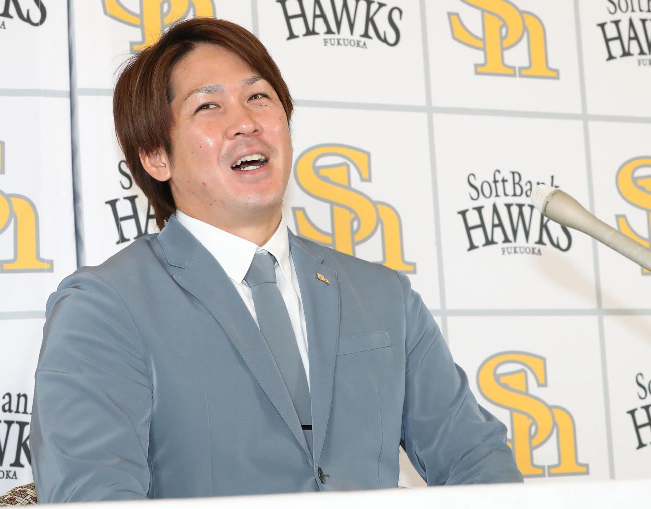 契約更改を終え会見に臨む甲斐拓也（撮影・梅根麻紀）