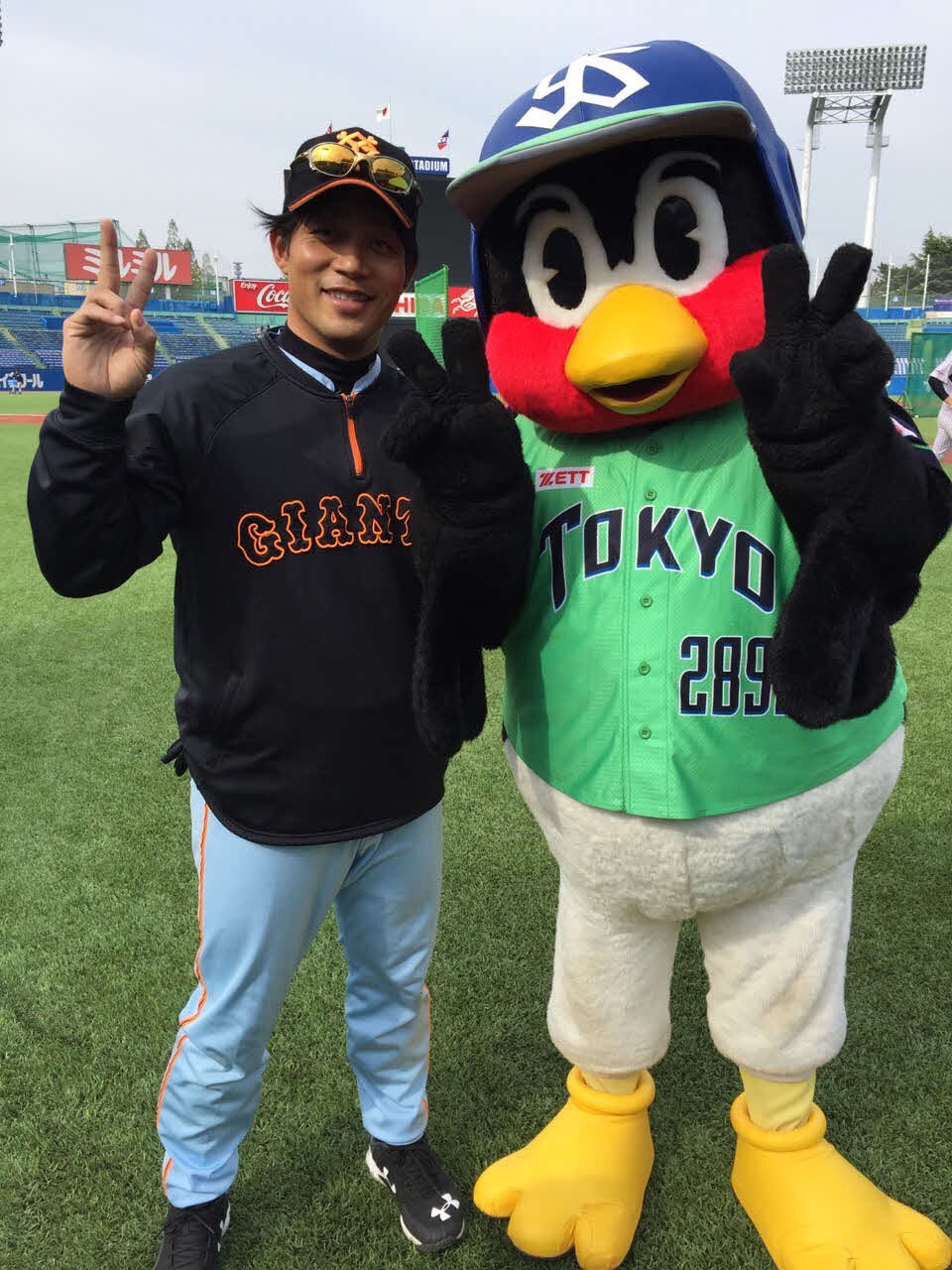 元巨人で06BULLSのGM補佐兼投手コーチに就任した藤井氏とヤクルト球団マスコットのつば九郎（本人提供）