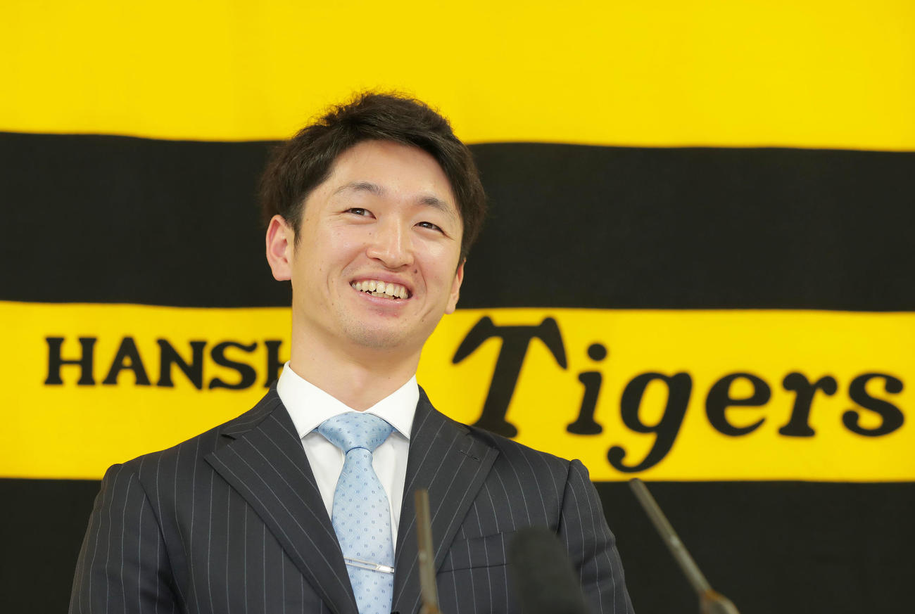契約更改を終え、会見で笑顔を見せる阪神近本（撮影・前田充）