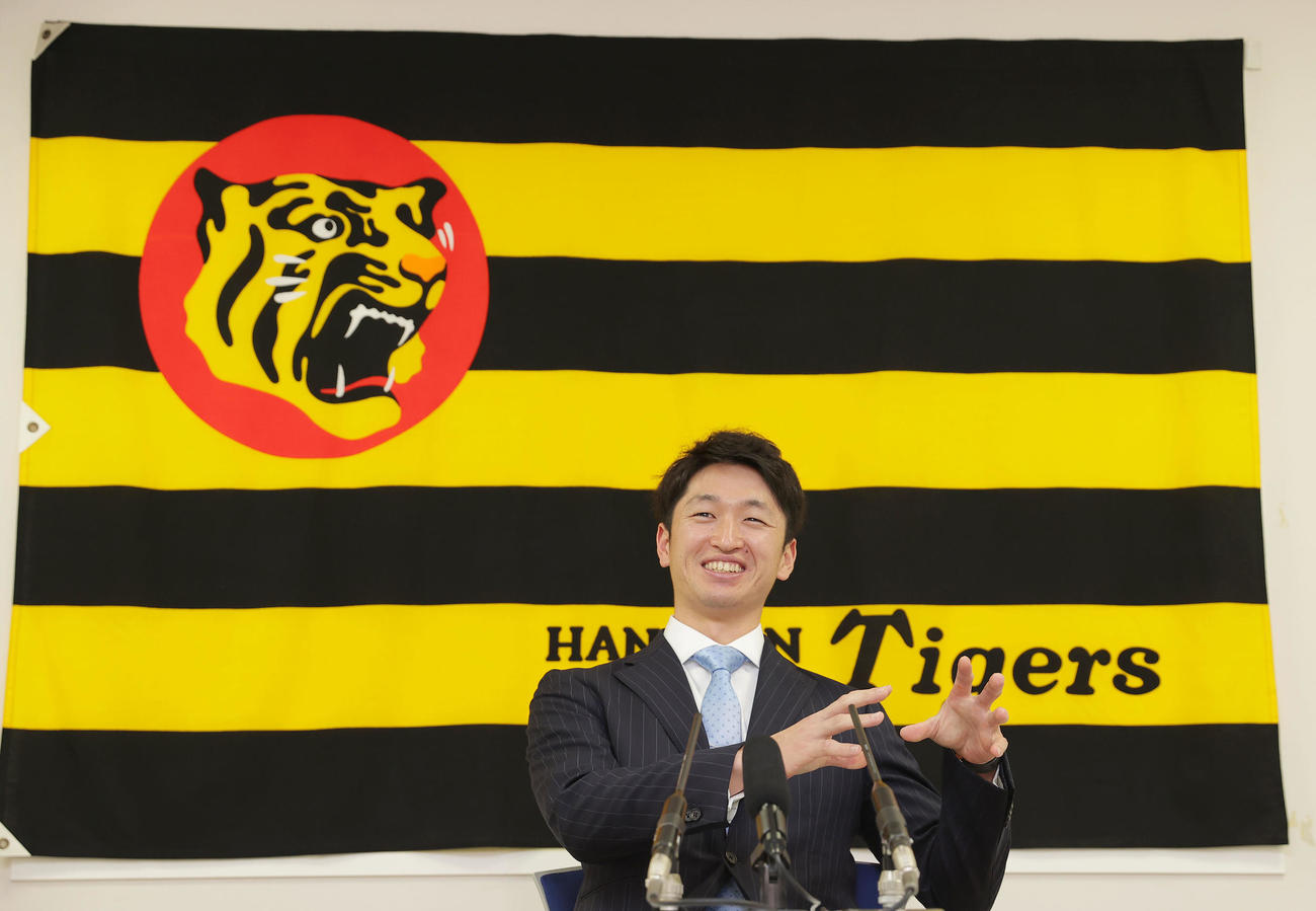 契約更改を終え、会見で笑顔を見せる阪神近本（撮影・前田充）