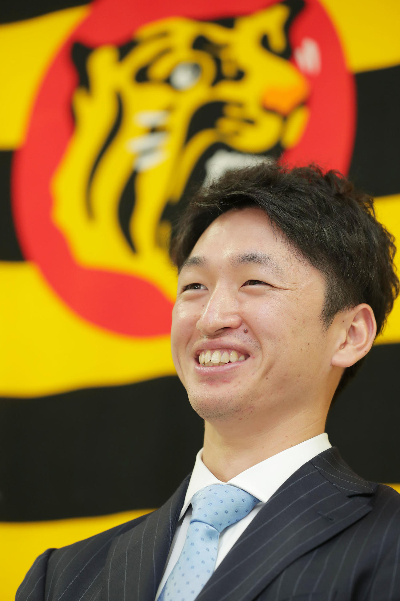 契約更改を終え、会見で笑顔を見せる阪神近本（撮影・前田充）