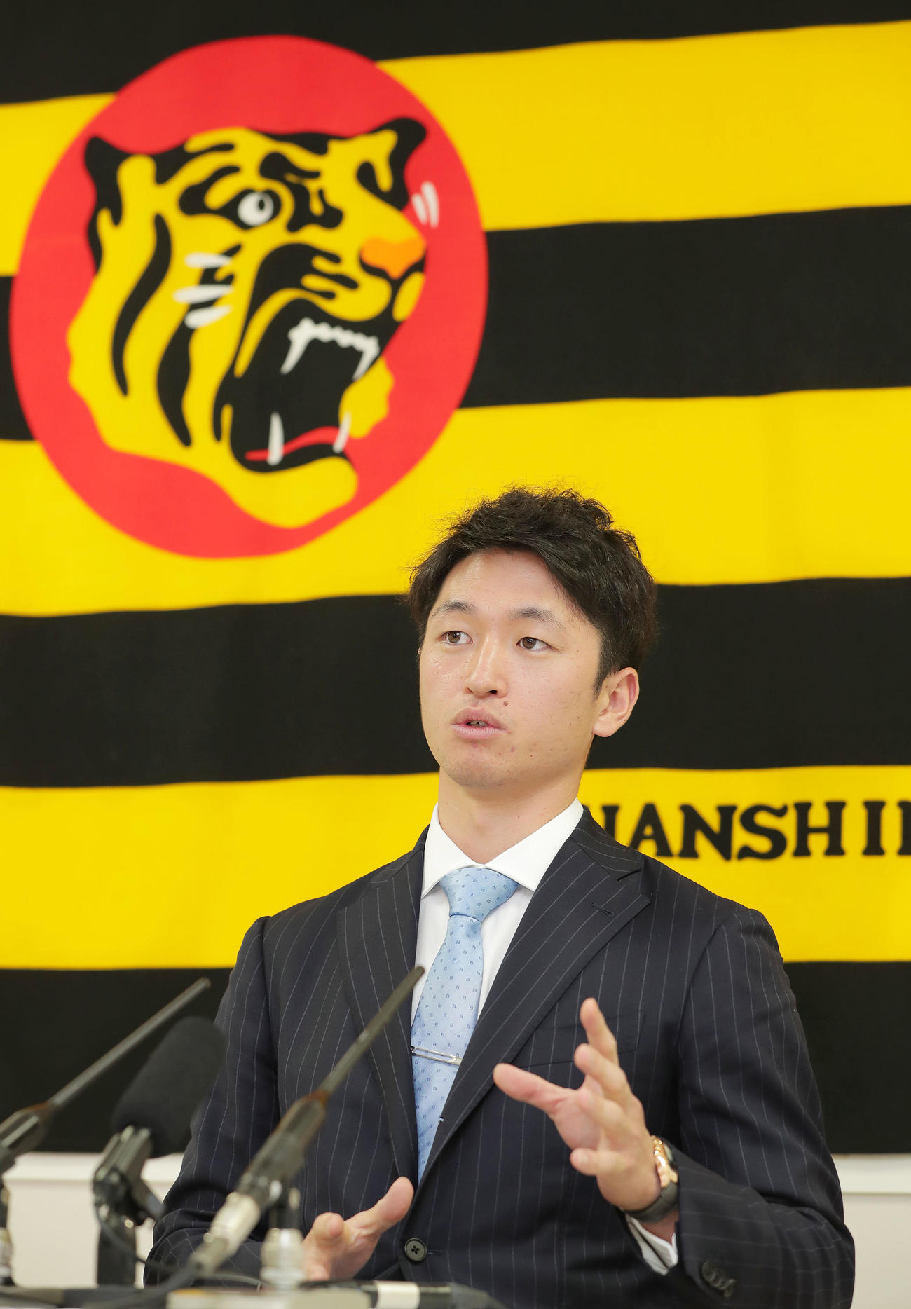 契約更改を終え、会見に臨む阪神近本（撮影・前田充）