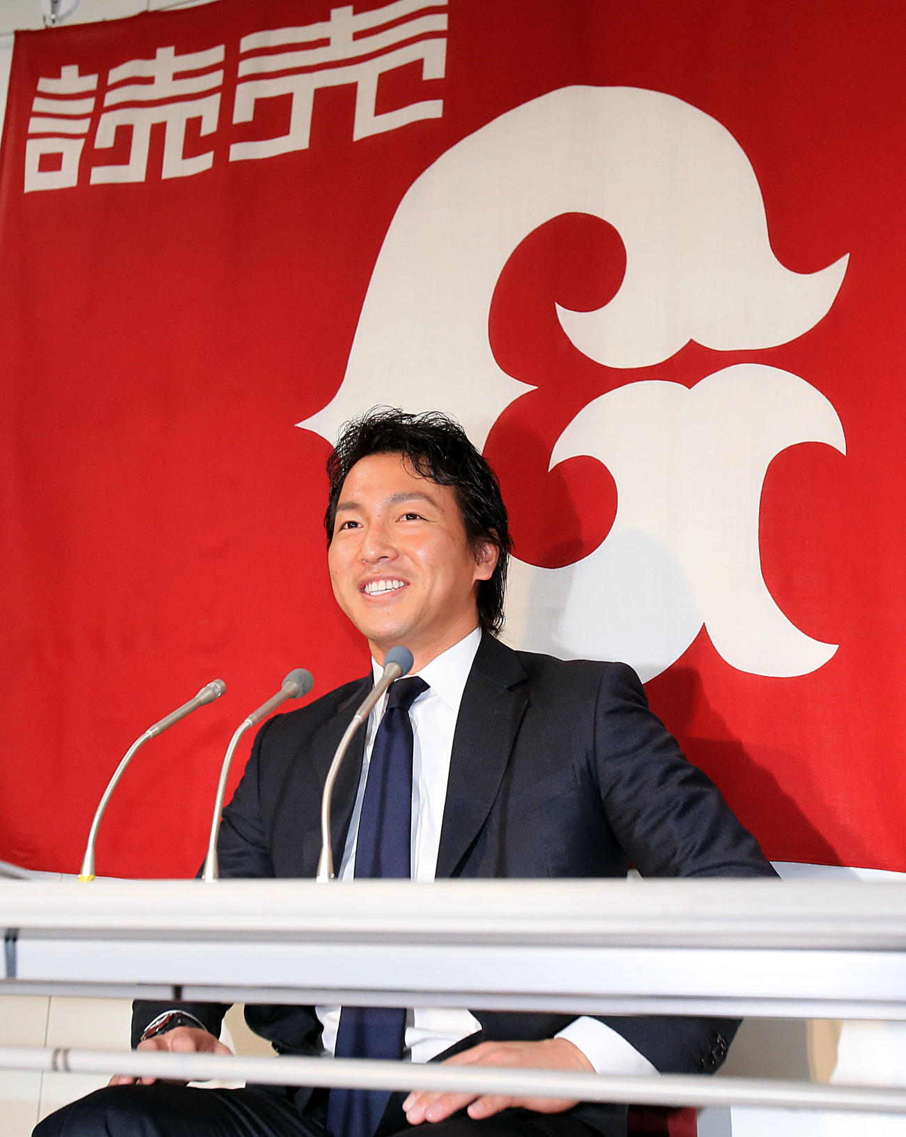 13年12月、契約を更改し笑顔で会見する巨人長野久義