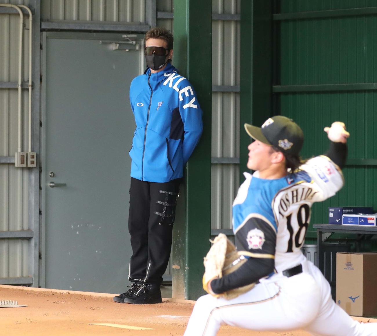 吉田輝星（右）と新庄剛志監督（2021年11月10日）