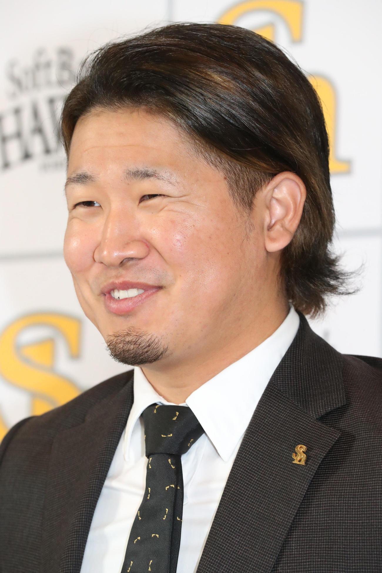 契約更改を終えた杉山一樹は会見で話をする（撮影・梅根麻紀）