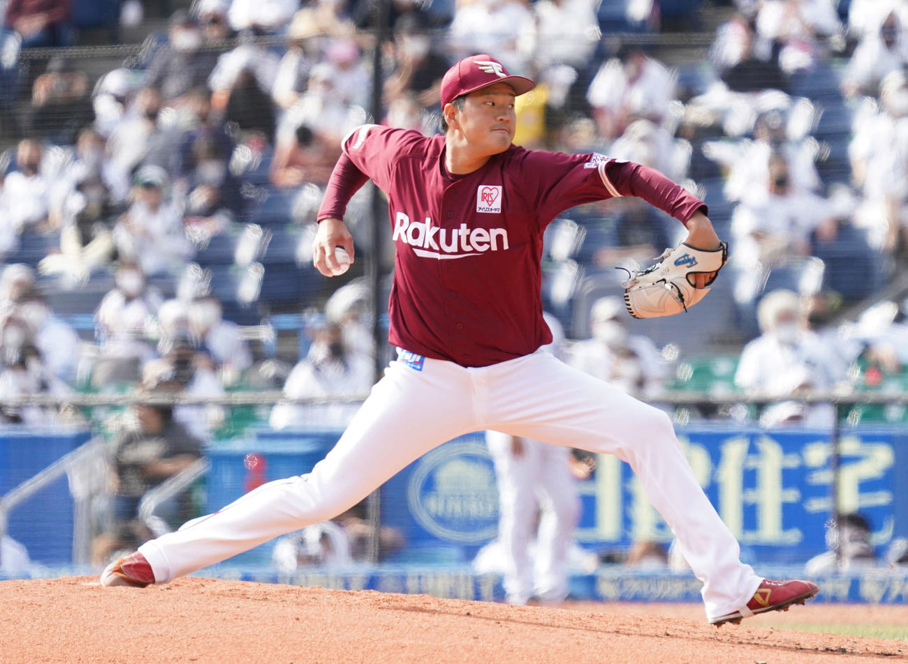 ロッテ対楽天　2回裏途中から2番手で登板した楽天菅原（2021年4月1日撮影）
