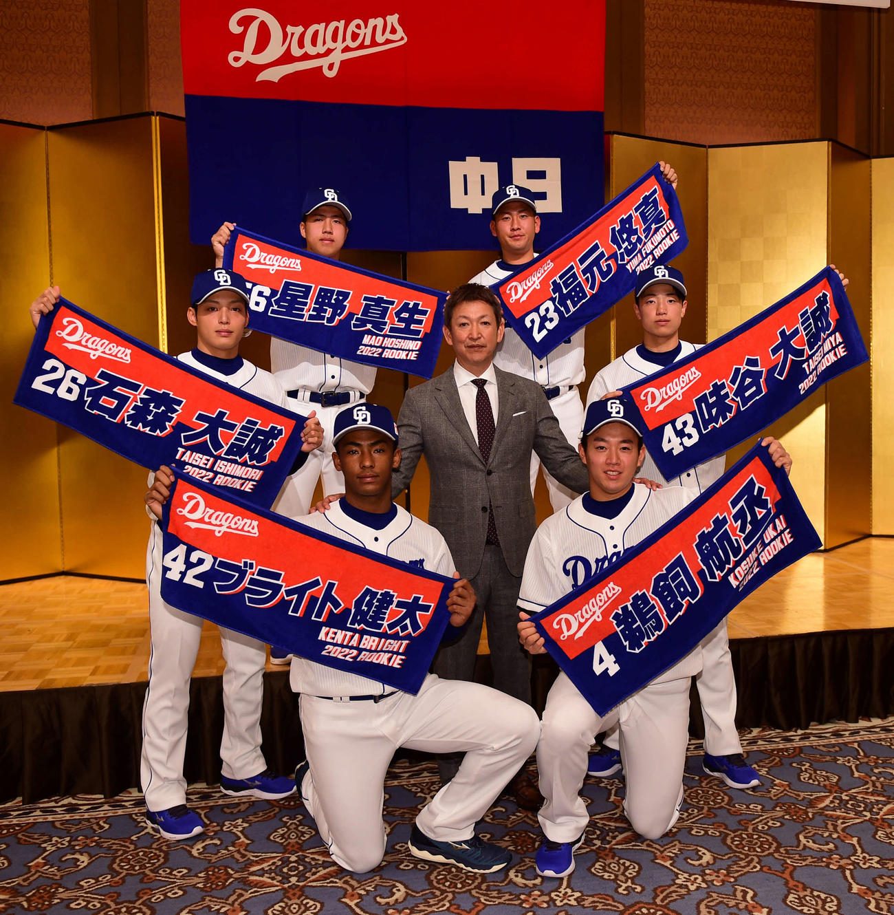 中日ドラゴンズに新入団し会見後、自分の名前が入ったタオルを手に記念撮影に応じる（前列・左から）ブライト健太、鵜飼（中列・左から）石森、立浪監督、味谷（後列・左から）星野、福元（撮影・森本幸一）