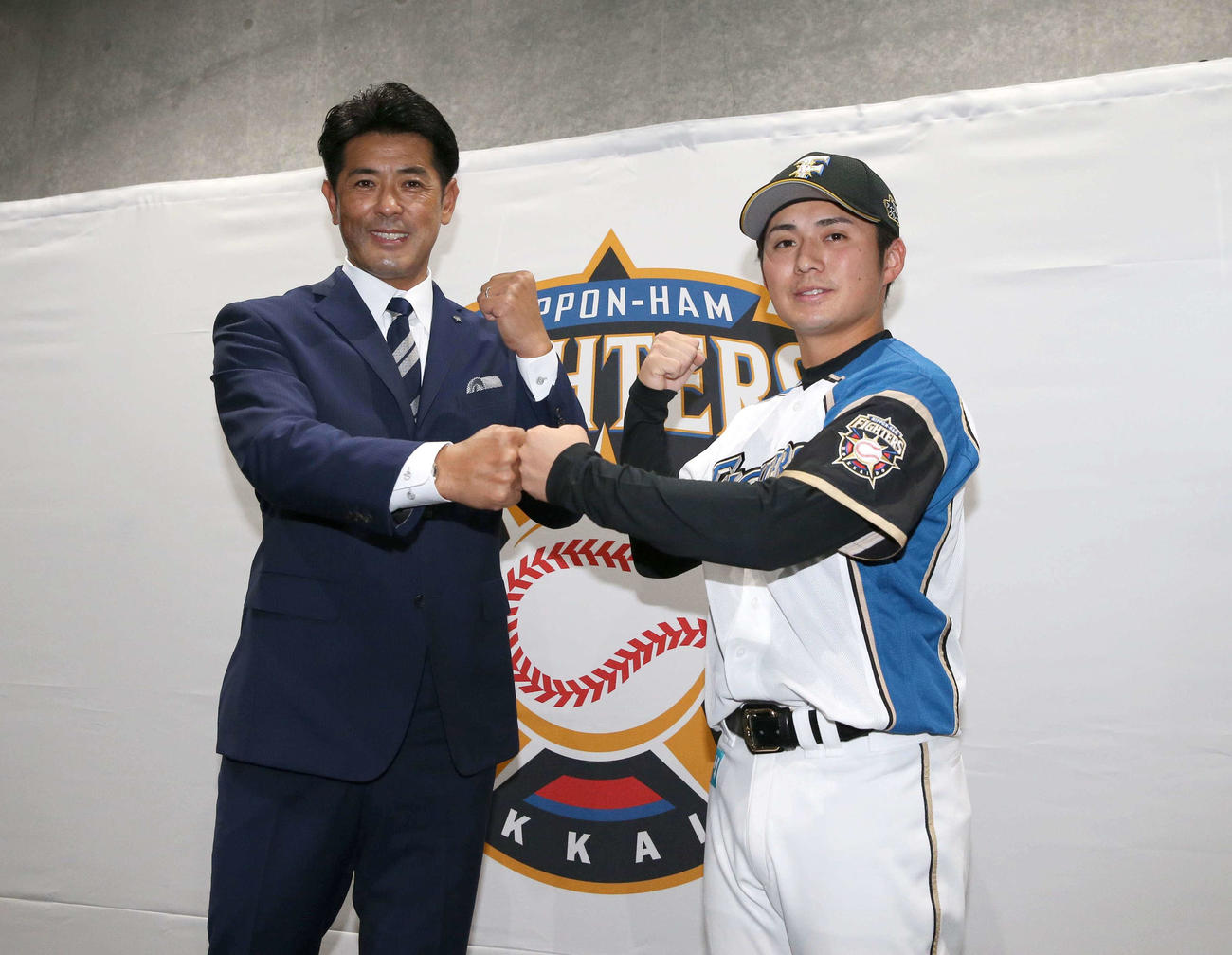 新入団会見で稲葉GMとグータッチする日本ハムドラフト9位指名の上川畑（撮影・黒川智章）