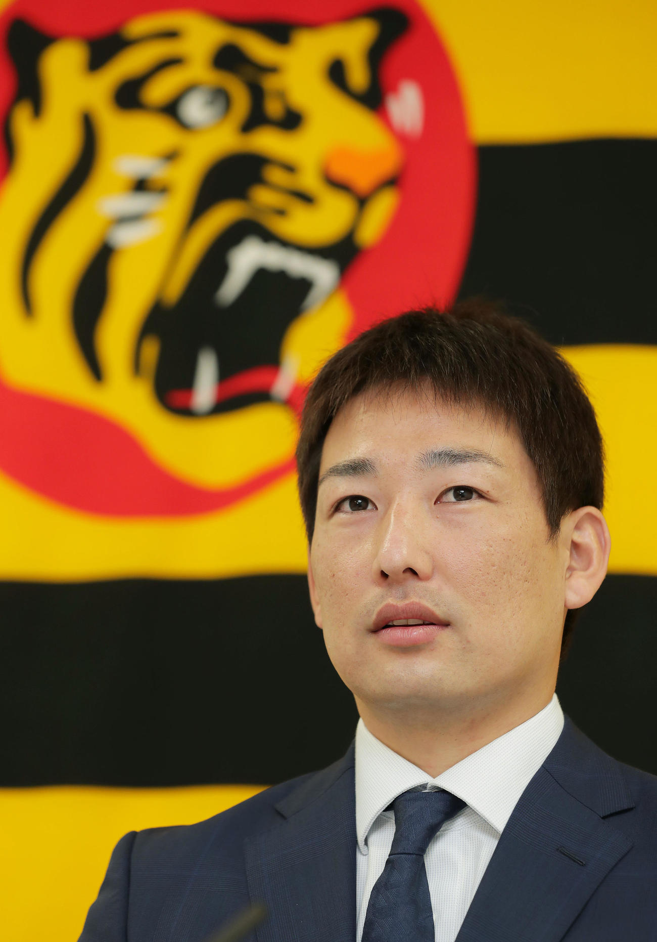 契約更改を終え、会見に臨む阪神岩崎（撮影・前田充）