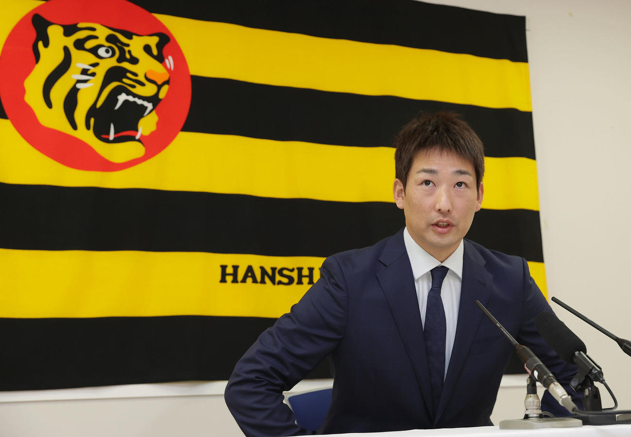 契約更改を終え、会見に臨む阪神岩崎（撮影・前田充）