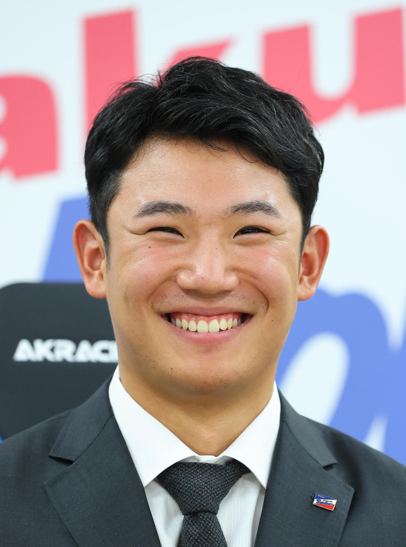 契約更改を終え、会見に臨むヤクルト奥川（代表撮影）