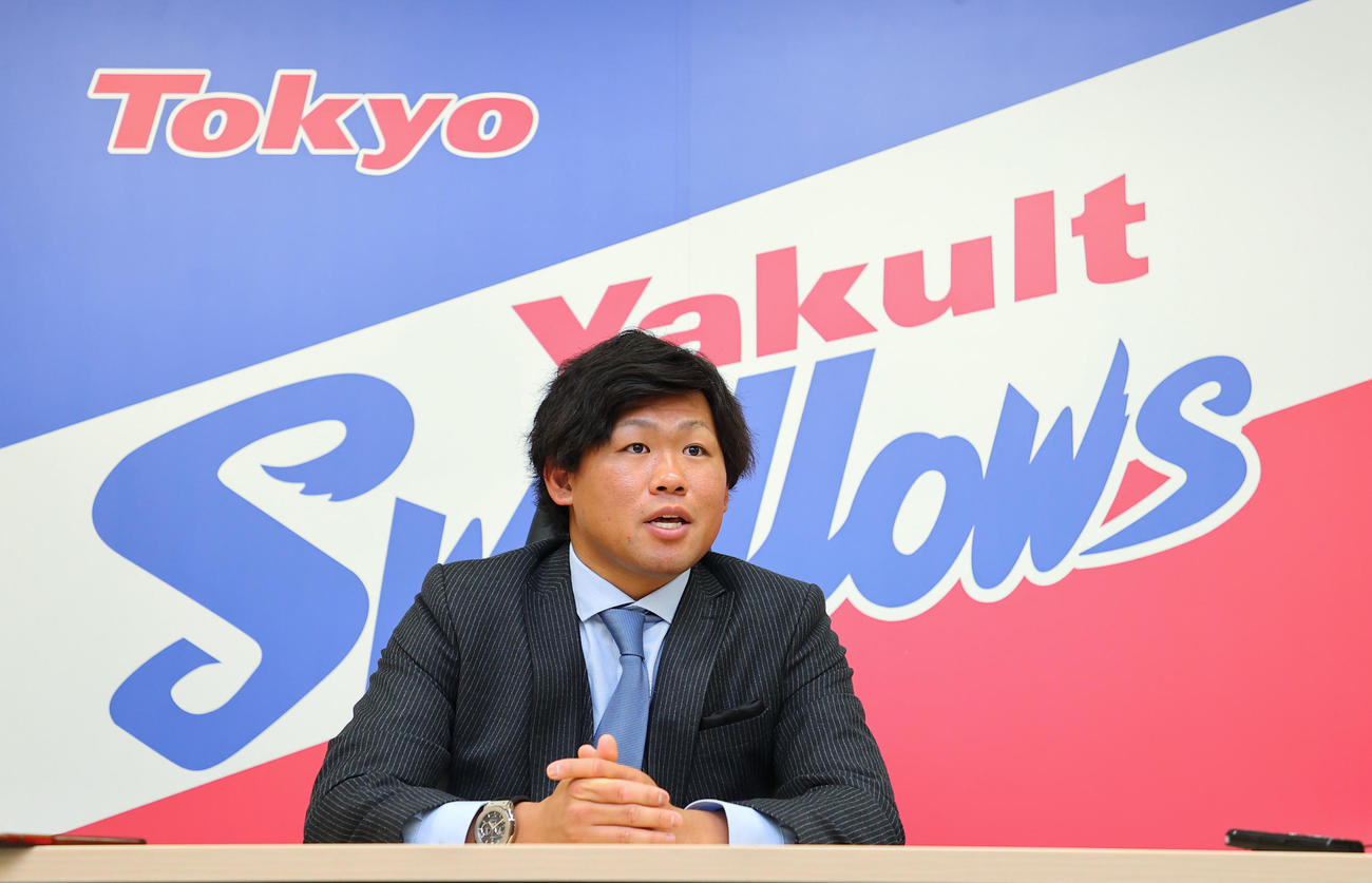 契約更改を終え、会見に臨むヤクルト田口麗斗（代表撮影）