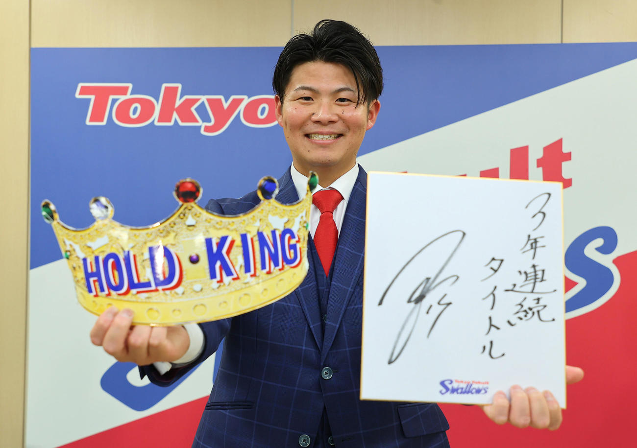 契約更改を終え、ポーズをとるヤクルト清水（代表取材）