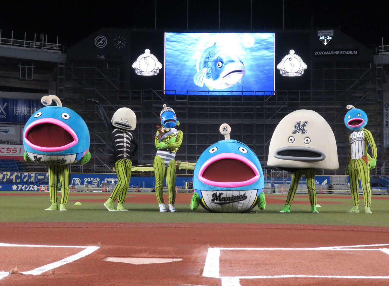 ロッテの公式マスコット「謎の魚」が引退。最後は謎の魚類に（撮影・金子真仁）