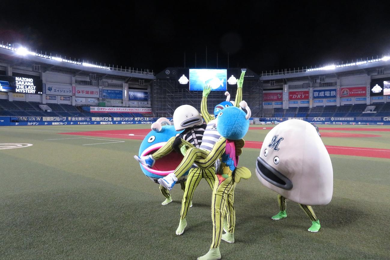 ロッテ謎の魚が引退し謎の魚類で胴上げ（撮影・金子真仁）