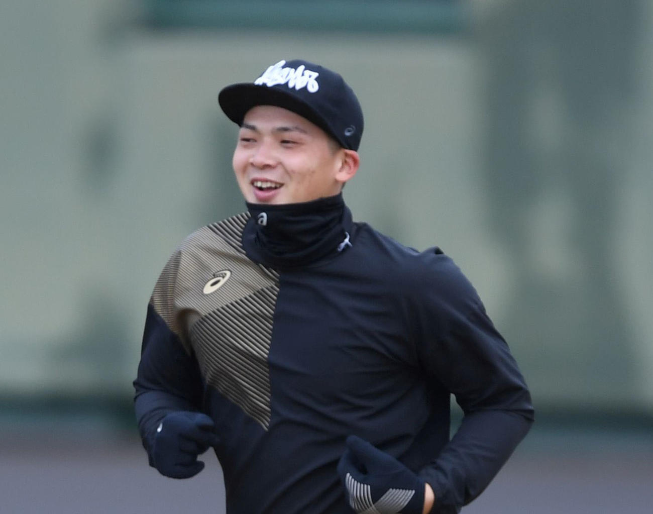 明るい表情で走り込む阪神井上（代表撮影）