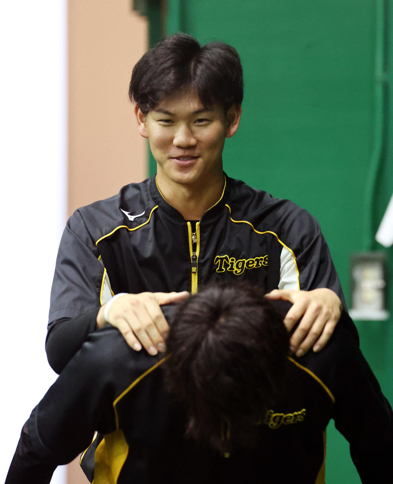 伊藤将（下）の背中におぶわれる及川（2021年11月22日撮影）