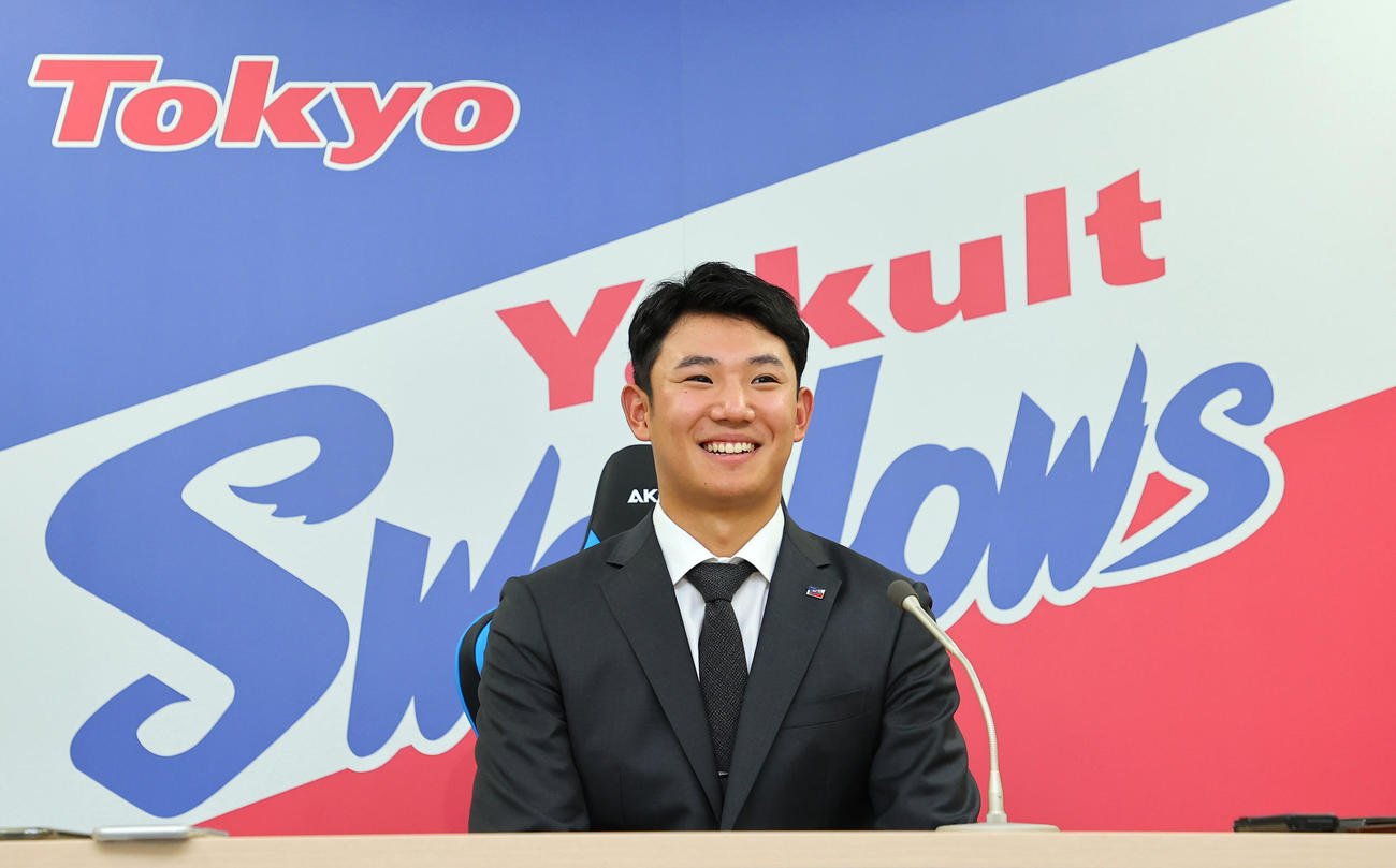 契約更改を終え、会見に臨むヤクルト奥川（代表取材）