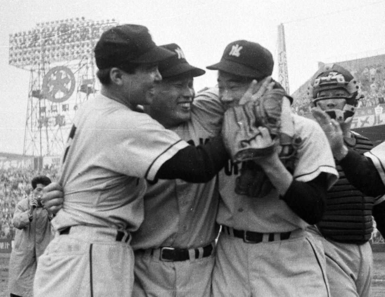 58年10月、巨人を相手に3連敗から4連勝で優勝し、喜び合う西鉄の左から豊田泰光、中西太、稲尾和久ら西鉄ナイン