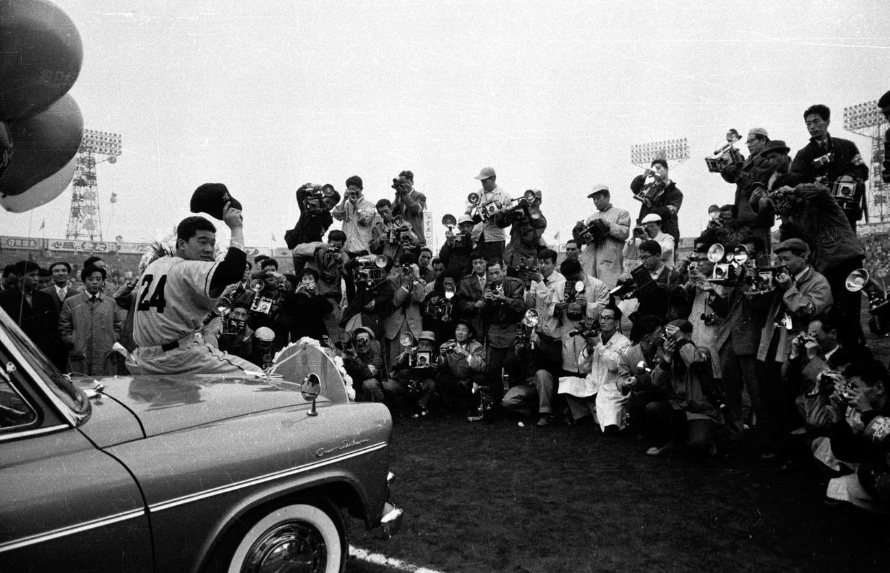 58年10月、日本シリーズで最高殊勲賞に輝いた西鉄稲尾和久は賞品の車に乗って写真に納まる